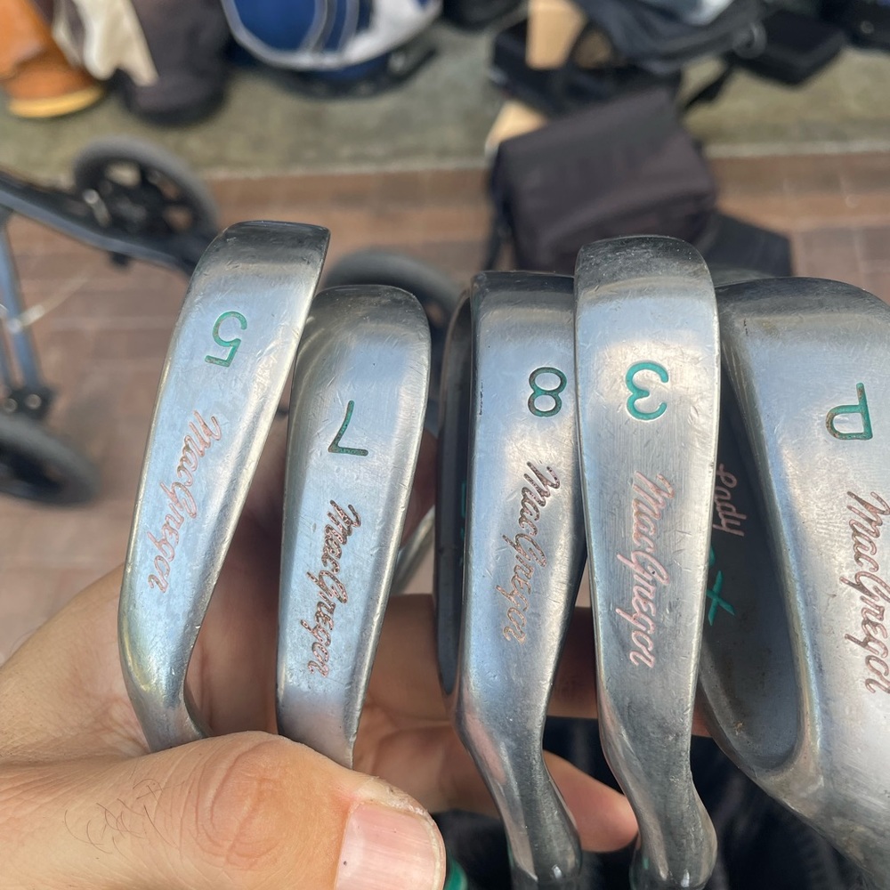 Woman’s golf set 10 pc in right handed Mac Gregor / Helix putter /